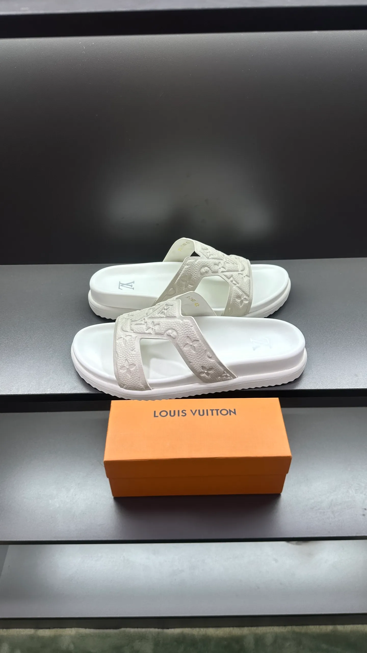 P320 🔍LV Men's Spring and Summer Slippers Counter Synchronization. The uppers are imported cowhide fabric from Italy, with logo graphics and high-quality craftsmanship. The soles are: original soles specially provided by the original factory. The exclusive movable molded soles are super comfortable. The original factory follows the order. 🔍🔍High quality. You can enter and leave the counter at will. Welcome to compare. Code number 38-45 No. 058